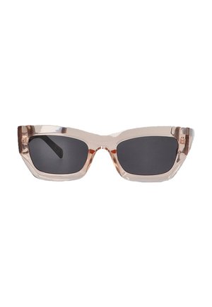 Gafas de sol transparentes de color rosa claro con una forma angular y atrevida y lentes oscuros. Cuentan con montura gruesa y un detalle sutil en la patilla.