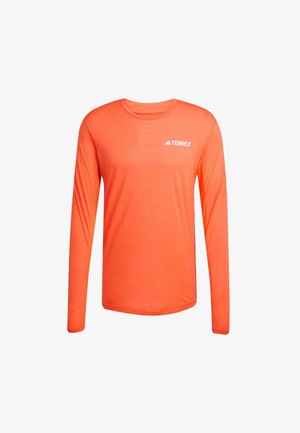 Maglietta atletica a maniche lunghe di un vivace arancione, realizzata in tessuto leggero, con colletto tondo e logo "TERREX" bianco.