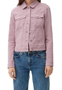 Chaqueta de denim lila clara con cuello, bolsillos frontales y botones de metal plateado; diseño corto combinado con jeans de tiro alto azules.