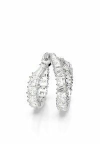 Srebrne kolczyki w kształcie kół z prostokątnymi, przezroczystymi kamieniami osadzonymi w kanale, prezentujące polerowane wykończenie oraz misternie wykonane detale.