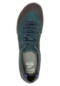 Chaussure unique bleu sarcelle et noire vue de dessus, avec des lacets bleus, un embout en caoutchouc et la marque Camper visible sur la semelle intérieure.