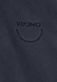 Tumesinine fliiskangas, millel on tikandiga "VIKING" tekst ja naeratava näo logo; pehme tekstuur ja ühtlane pind.