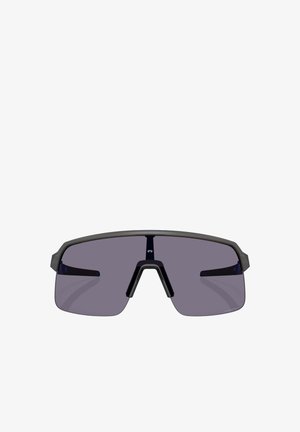 Occhiali da sole sportivi con una grande lente a scudo grigio scuro, una montatura nera opaca e accenti blu sulle astine. Design leggero e aerodinamico.