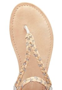 Chanclas de cuero marrón con correas trenzadas que presentan acentos plateados y pequeños adornos, suela plana y diseño minimalista.