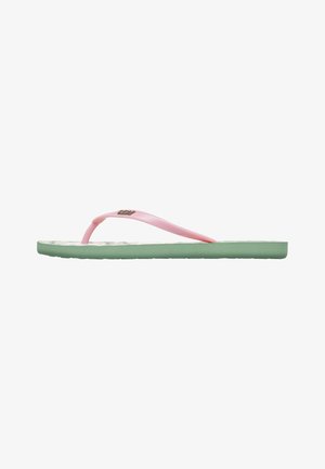 Lyserød gummiflip-flop med en grøn sål, der har et enkelt stropdesign og tekstur på fodsengen, velegnet til afslappet fodtøj.