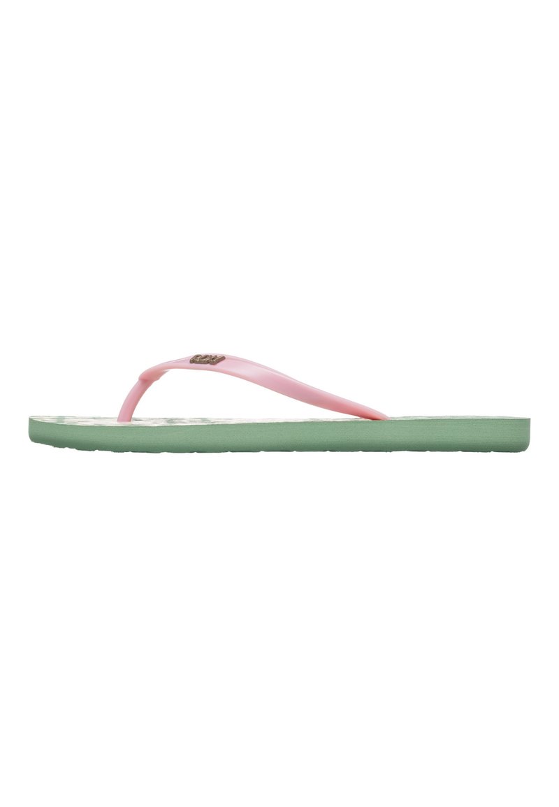 Lyserød gummiflip-flop med en grøn sål, der har et enkelt stropdesign og tekstur på fodsengen, velegnet til afslappet fodtøj.