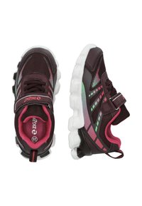 Schwarze und rosa Sportschuhe mit Mesh-Gewebe, Gummisohlen und Klettverschluss. Mit bunten Akzenten und gemusterten Seiten.