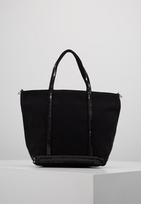 Borsa a tracolla nera realizzata in tessuto con manici impreziositi da paillettes. Presenta un design dettagliato con chiusura a zip e base piatta.