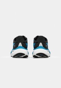 Le scarpe sportive nere e blu presentano una suola imbottita, una forma arrotondata, una texture liscia e una suola intermedia bianca a contrasto con accenti blu.