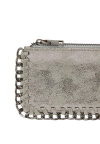 Portofel metalic argintiu cu o suprafață texturată, având un închidere cu fermoar și detalii cu lanț pe margini.