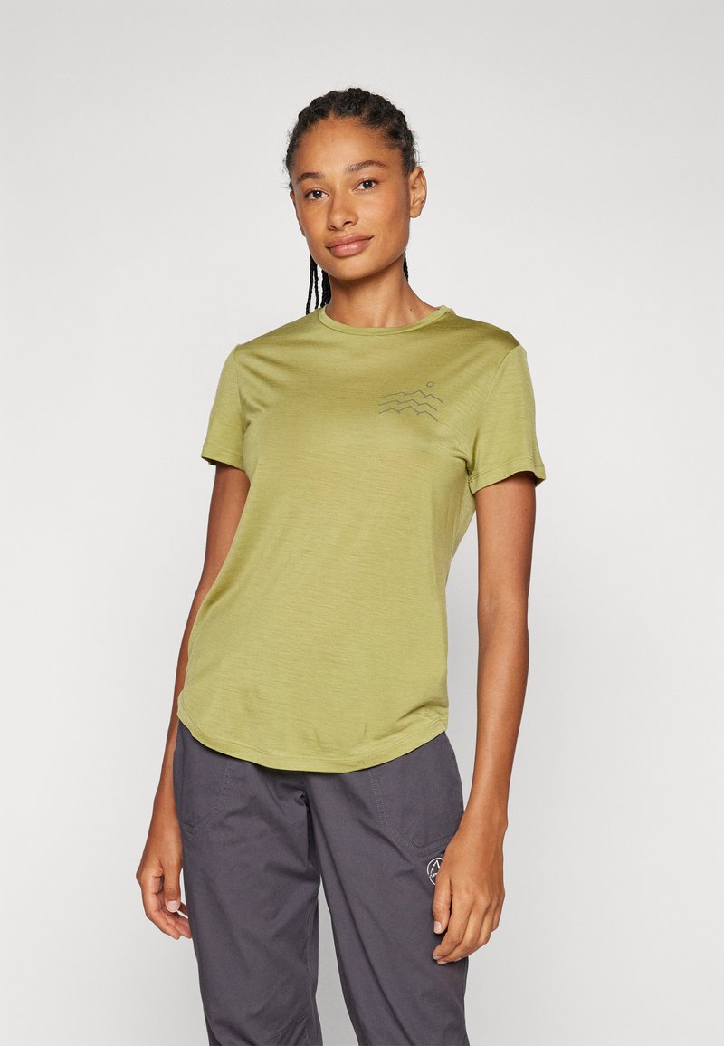 Camiseta de manga corta en verde oliva con un sutil patrón de olas y un detalle de sol en el lado izquierdo del pecho. Textura suave, dobladillo redondeado y corte holgado.