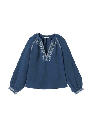 Blouse à manches longues bleue avec motifs cachemire et floraux blancs brodés autour de l'encolure et des poignets, avec un col en V et des manches froncées.