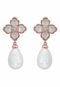 Rózsaarany virág alakú fülbevalók gyémánt középpel és minden virághoz lógó nagy fehér cseppformájú gyöngyök.
