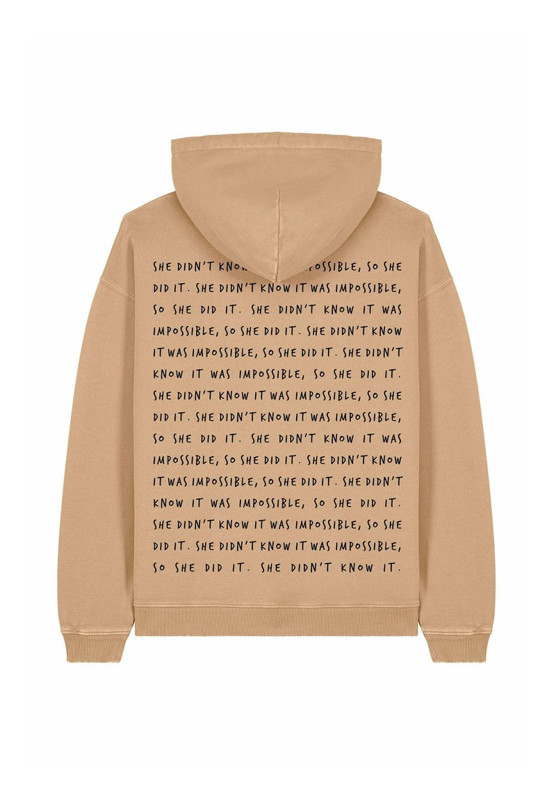 Felpa color tan con un grande design testuale stampato in nero, che ripete la frase "Non sapeva che fosse impossibile, così lo ha fatto."