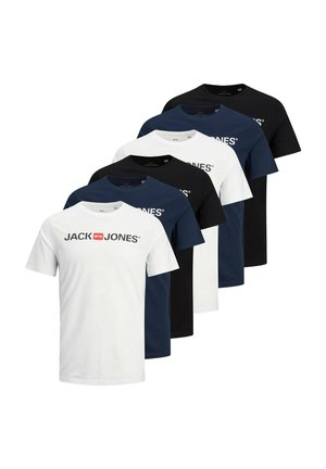 Set di sei t-shirt del marchio Jack & Jones in bianco, blu navy e nero, ciascuna con il logo stampato sul petto.