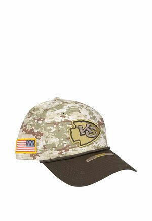 Camouflage Kansas City Chiefs Baseballkappe mit braunem Schirm und einem Patch der amerikanischen Flagge an der Seite.