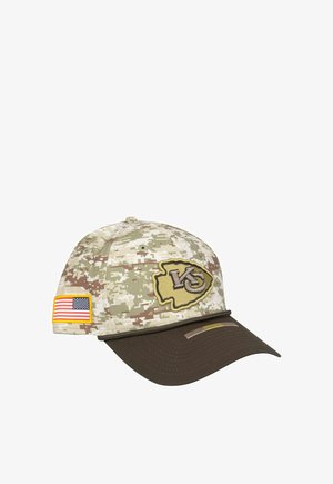 Cappellino da baseball camouflage dei Kansas City Chiefs con visiera marrone e toppa con la bandiera americana sul lato.