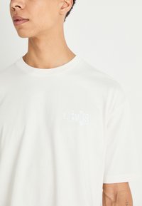 Levi's® Skateboarding SKATE GRAPHIC BOX TEE UNISEX - Basic T-shirt - white core egret
