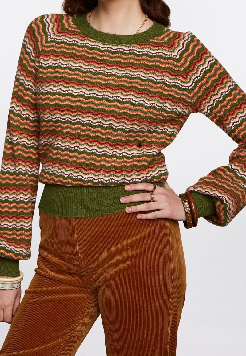 Flerfärgad stickad tröja med vågiga mönster i grönt, orange, vitt och vinrött; har rund halsringning och ribbade ärmslut.