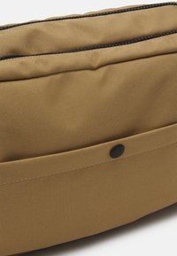 Mads Nørgaard BEL ONE CAPPA BAG UNISEX - Mala a tiracolo - kelp