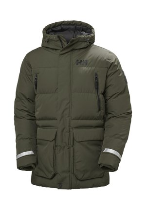 Chaqueta acolchada verde con capucha, que cuenta con bolsillos en el pecho con cremallera, grandes bolsillos frontales, puños acanalados y franjas reflectantes.