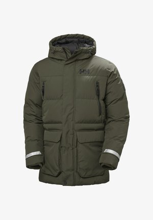 Chaqueta acolchada verde con capucha, que cuenta con bolsillos en el pecho con cremallera, grandes bolsillos frontales, puños acanalados y franjas reflectantes.