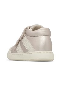 Scarpa per bambino di colore grigio chiaro con cavigliera imbottita, due strisce laterali texturizzate e chiusura in velcro, vista da dietro su sfondo bianco.