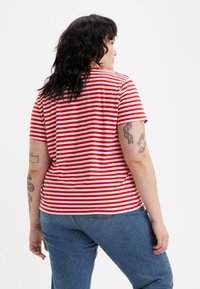 Levi's® Plus THE PERFECT TEE - Camiseta estampada - sandy/script red