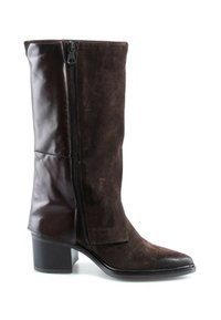 Botte mi-mollet marron foncé avec des panneaux en suède et cuir, une fermeture éclair latérale, un bout pointu et un talon bloc.