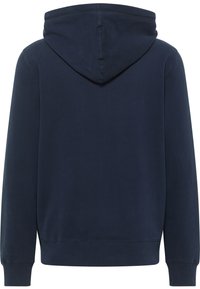 Granatowa bluza z kapturem o gładkiej fakturze, z dużym, luźnym kapturem oraz ściągaczami przy rękawach i u dołu, co nadaje dopasowany sylwetkę w talii.