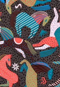 Tejido estampado con caballos coloridos en varias posiciones. Los colores incluyen rosa, verde, azul y marrón sobre un fondo gris oscuro con puntos.