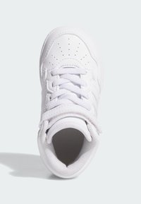 Bílé sportovní boty s hladkým svrškem z kůže a síťoviny, kulatou špičkou, polstrovaným límcem a plochými tkaničkami. Obsahují perforace pro prodyšnost.