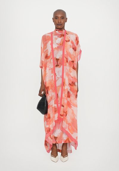 Rochie fluidă, până la genunchi, cu imprimeu floral în nuanțe de roz și portocaliu. Fabricată dintr-un material ușor, prezintă un guler rotund și mâneci deschise.