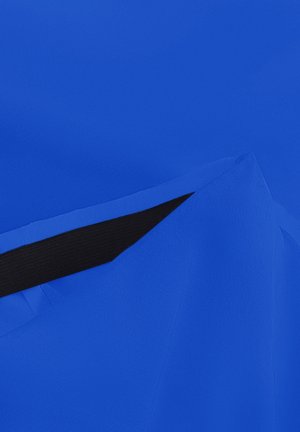 Svijetloplava tkanina s elegantnim dizajnom i izraženom crnom trakom uz rub, koja prikazuje glatku teksturu i čiste linije.