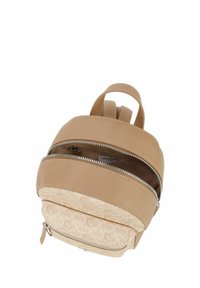 Mini zaino in pelle marrone con finitura liscia, caratterizzato da una sezione inferiore con motivo, doppie tasche con zip e spallacci regolabili.