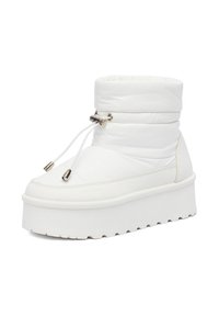 Bílé kotníkové boty z polstrované látky; mezi rysy patří kulatá špička, silná platforma a stahovací šňůrka pro zapínání.