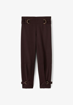 Pantalones marrón oscuro con ajuste cónico y correas con hebilla dorada ajustable en la cintura y los tobillos, mostrados planos sobre fondo blanco.