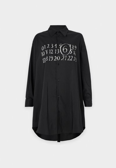 Schwarzes Button-up Hemd aus Baumwolle mit einem Frontdruck, der Zahlen zeigt, darunter eine auffällige '6' in der Mitte. Lange Ärmel, abgerundeter Saum.
