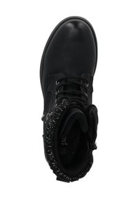 Botín de cuero negro hasta el tobillo con cuello acolchado. Cuenta con puntera redonda, cordones y una cremallera lateral. Forro interior suave para mayor comodidad.