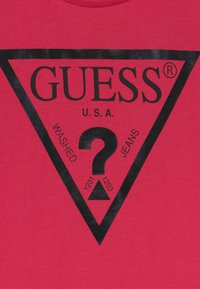 Guess CORE JUNIOR - T-shirt estampada - punk rocker pink