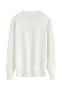 Pull en tricot blanc avec un col ras du cou côtelé et des poignets côtelés. Coupe lâche avec une texture lisse et des détails de couture minimes.