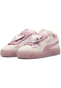 Puma suede sneakers in lichtroze met gestructureerd oppervlak, rubberen zool en gespikkelde details. Voorzien van strips met cartoonfiguren op de veters.