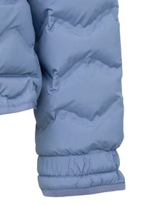 Helle blaue Pufferjacke mit einem Ärmel aus gestepptem Material, elastischem Bündchen und glattem Stoff. Sie verfügt über einen gerafften Saum für einen engen Sitz.