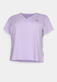 T-shirt w kolorze lawendowym z dekoltem w serek i krótkimi rękawami, wykonany z miękkiej bawełny, z małym czerwonym logo na lewej piersi oraz luźnym krojem.