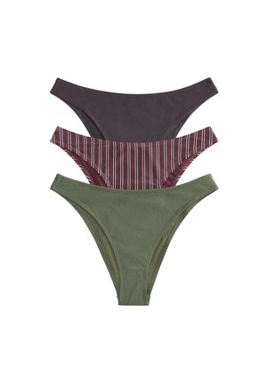 Trzy damskie bikini z niskim stanem: w jednolitym ciemnym fioletowym kolorze, bordo z białymi paskami oraz w jednolitym oliwkowym zielonym prążkowanym materiale, ułożone pionowo.
