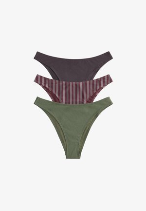 Trzy damskie bikini z niskim stanem: w jednolitym ciemnym fioletowym kolorze, bordo z białymi paskami oraz w jednolitym oliwkowym zielonym prążkowanym materiale, ułożone pionowo.