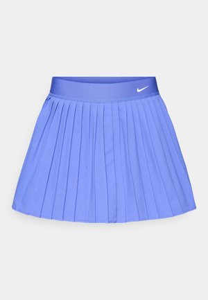 Μπλε αθλητική φούστα με πιέτες και ελαστική μέση. Φέρει λευκό λογότυπο Nike στη μέση. Κατασκευασμένη από ελαφρύ ύφασμα.