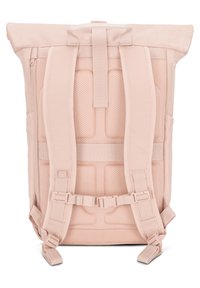 Rosa rulltoppryggsäck med vadderad mesh-bak, justerbara remmar och en framficka med dragkedja. Har en minimalistisk design med slät yta.