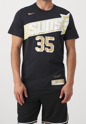 Mann trägt schwarzen Suns Basketballtrikot mit der Nummer 35 und goldenen Akzenten, kombiniert mit schwarzen Shorts mit weißen Paspeln.