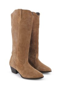 Botas altas de ante color beige con punta afilada, tacón de bloque y costuras decorativas. Incluyen una pestaña para facilitar su puesta.
